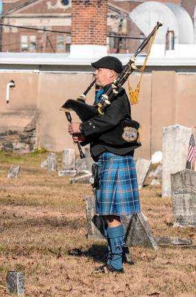 Bagpiper Jeff Korger. (Photo by Nancy Madacsi)