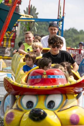 FR31 Fairgoers go for a ride. (Photo by John Hester)