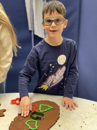 Students make holiday decorations to help others