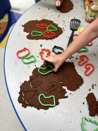 Students make holiday decorations to help others