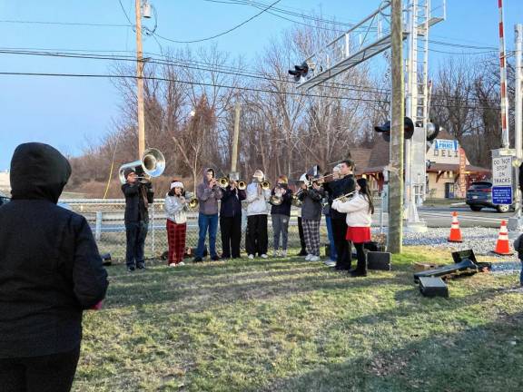 <b>Vernon Township High School band members entertain the waiting crowd. (Photo by John Benson)</b>