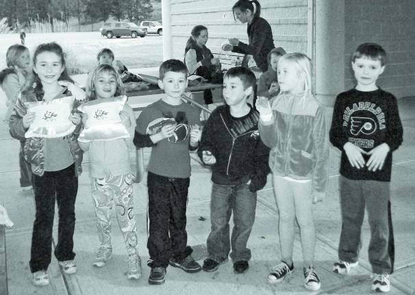 Photo Provided The top three girls and boys in the Frozen Feet First Graders final race. From left: Marah Whitby, Ashley Rose Gordon, Danial Manser, Logan Zoppy, Lilly Valeich and Justin Douglas.