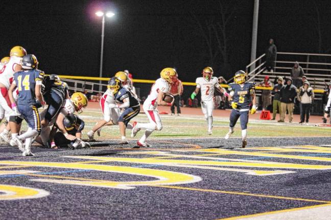 <b>Mount Olive ball carrier Brayden Longo (10) scoots into the end zone for a touchdown in the 4th quarter.</b>