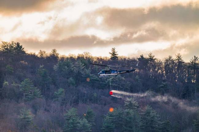 WMF3 A helicopter carries water from Greenwood Lake to drop on the Jennings Creek Wildfire on Tuesday, Nov. 12. (Photo by Nick Horton, www.thepathfinderstudios.com)