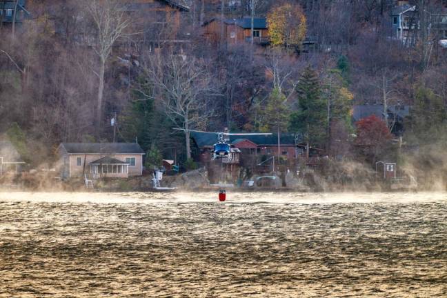 A helicopter picks up water from Greenwood Lake to drop on the Jennings Creek Wildfire on Tuesday, Nov. 12. (Photo by Nick Horton, www.thepathfinderstudios.com)