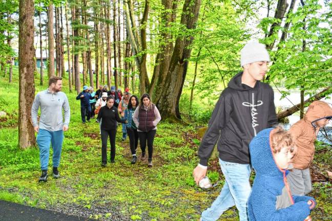 HF1 Participants start on the Hudson Farm Charity Hike for Hopatcong on Saturday, May 11. (Photos by Maria Kovic)