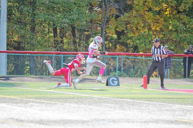 <b>On his way to the end zone for a touchdown, High Point wideout Slade Muller (12) avoids the grasp of Lenape Valley safety Trey Moodie in the fourth quarter.</b>