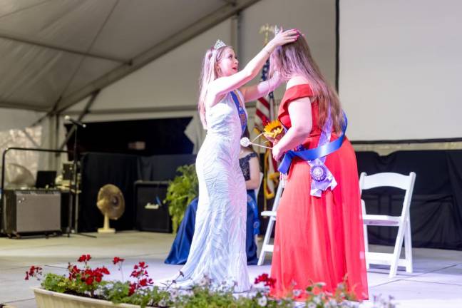 2022 Queen of the Fair Jolisse Gray of Byram crowns Ashleigh Dickson.