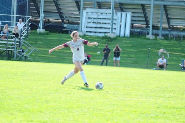 <b>Newton’s Caitlyn Pokrywa strides toward the ball.</b>