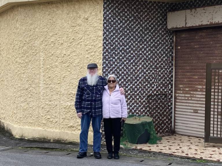 $!<b>Edward and Kiyoko Dowd, of Dingmans Ferry, Pa., in Hawaii in May, on their way back from a trip to Okinawa, where their son now lives. Photo provided.</b>